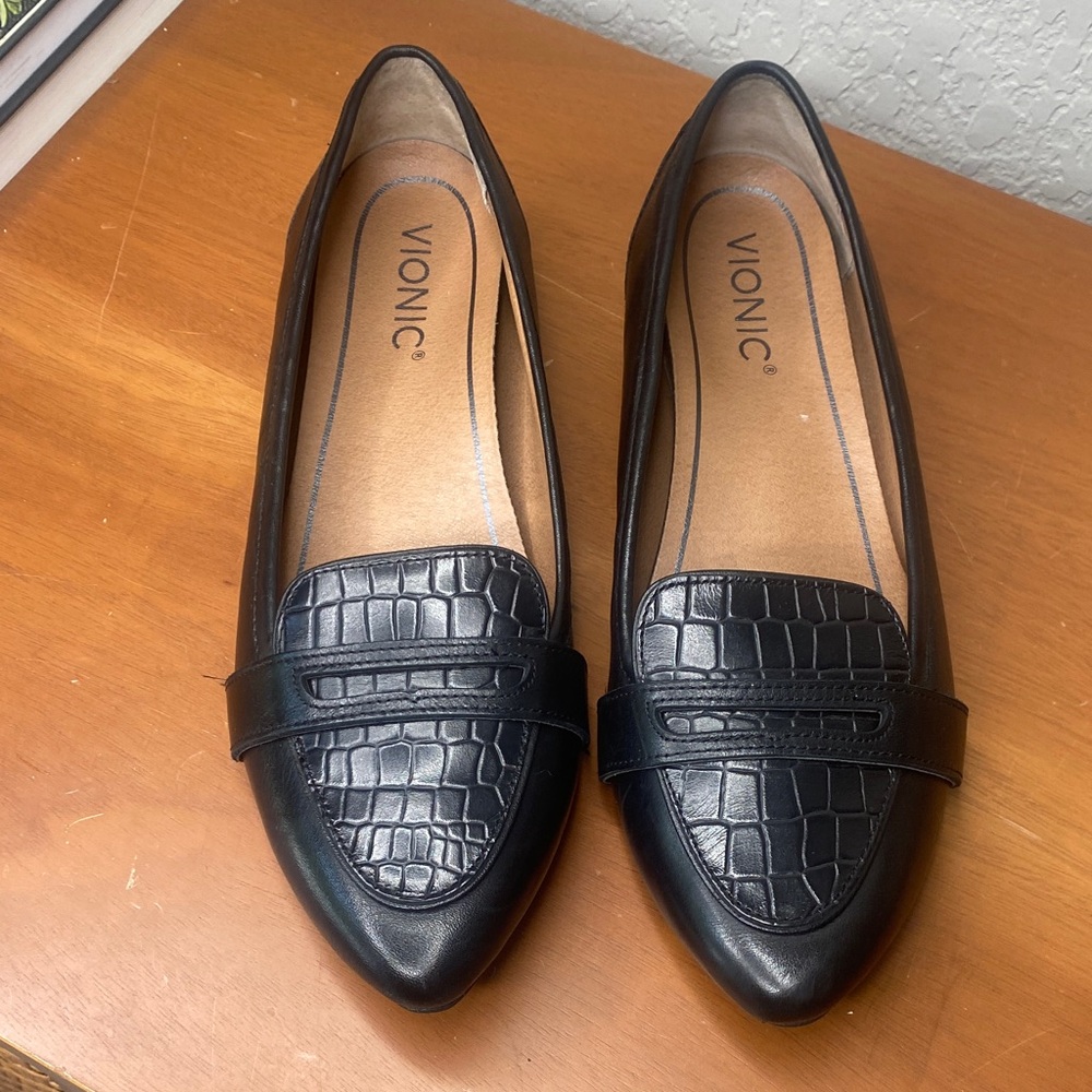Vionic Black Croc-Embossed Pointed Toe Loafers